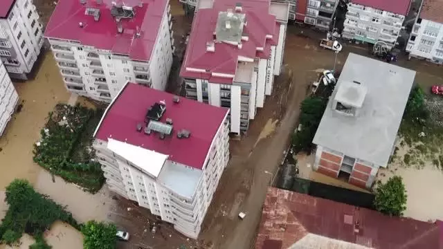 Arhavi sokaklarında derenin taşması sonucu biriken suyun önemli bölümü tahliye edildi