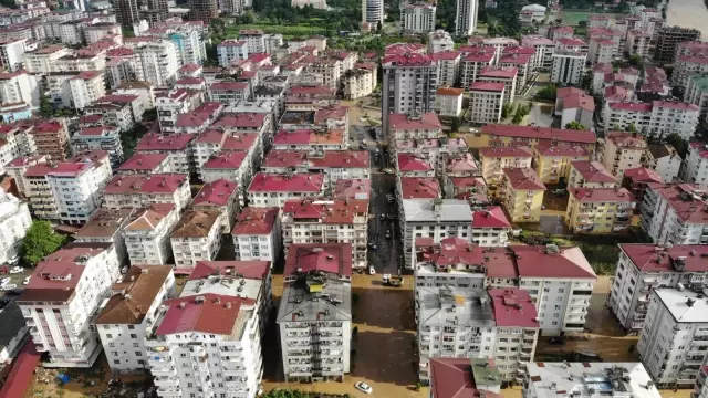Arhavi sokaklarında derenin taşması sonucu biriken suyun önemli bölümü tahliye edildi