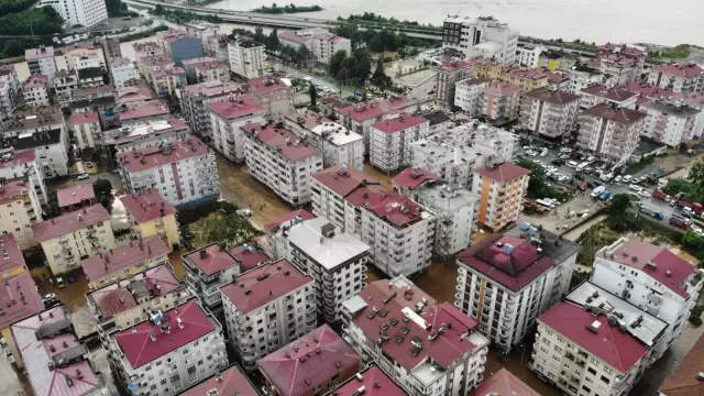 Arhavi sokaklarında derenin taşması sonucu biriken suyun önemli bölümü tahliye edildi