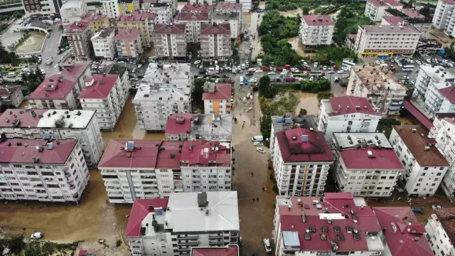 Arhavi sokaklarında derenin taşması sonucu biriken suyun önemli bölümü tahliye edildi