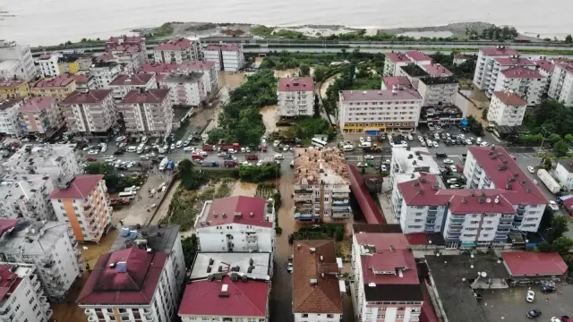 Arhavi sokaklarında derenin taşması sonucu biriken suyun önemli bölümü tahliye edildi