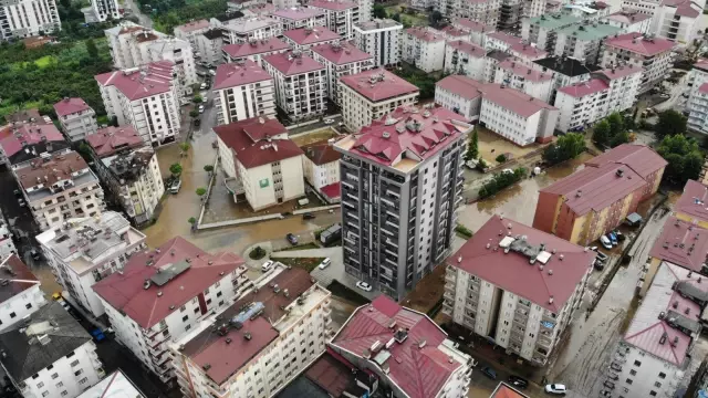 Arhavi sokaklarında derenin taşması sonucu biriken suyun önemli bölümü tahliye edildi