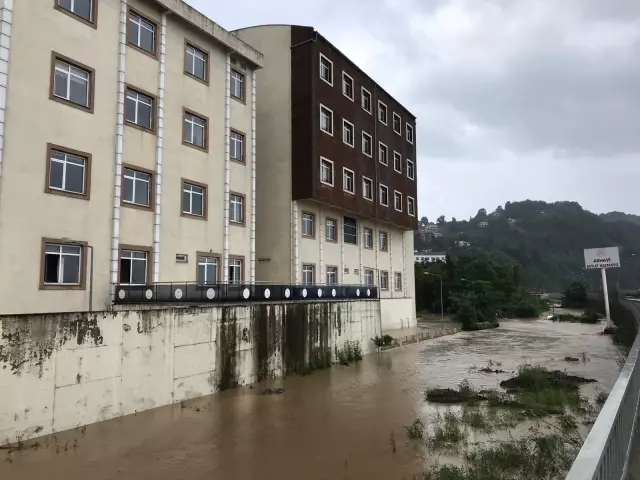 Arhavi'de derenin taşması sonucu bazı ev ve iş yerlerini su bastı - Sel suyuna kapılan otomobil (2)