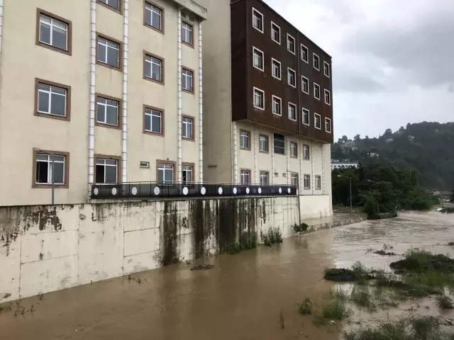 Arhavi'de derenin taşması sonucu bazı ev ve iş yerlerini su bastı - Sel suyuna kapılan otomobil (2)