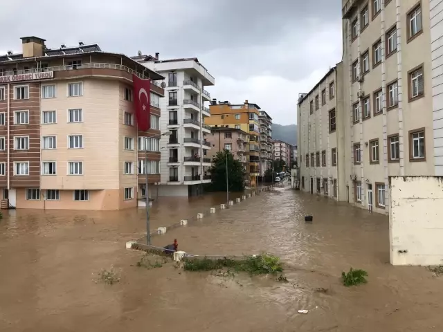 Arhavi'de derenin taşması sonucu bazı ev ve iş yerlerini su bastı - Sel suyuna kapılan otomobil (2)