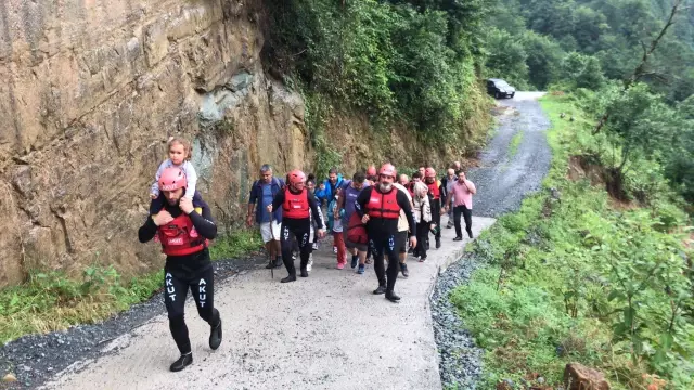 Mençuna Şelalesi'nde mahsur kalan 18 kişi AKUT ekiplerince kurtarıldı (2) Mençuna Şelalesi'nde mahsur kalan 18 kişi AKUT ekiplerince kurtarıldı (2)