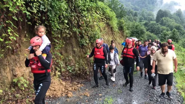 Mençuna Şelalesi'nde mahsur kalan 18 kişi AKUT ekiplerince kurtarıldı (2)