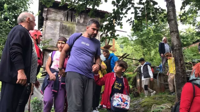 Mençuna Şelalesi'nde mahsur kalan 18 kişi AKUT ekiplerince kurtarıldı (2)