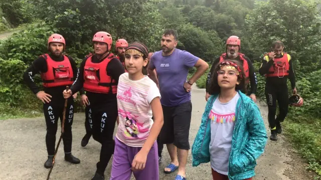 Mençuna Şelalesi'nde mahsur kalan 18 kişi AKUT ekiplerince kurtarıldı (2)