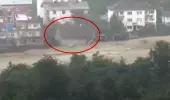 Artvin'de sel dere kenarındaki bir evi böyle önüne katıp götürdü Artvin'de sel dere kenarındaki bir evi böyle önüne katıp götürdü