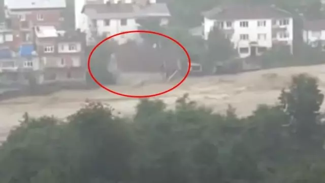 Artvin'de sel dere kenarındaki bir evi böyle önüne katıp götürdü Artvin'de sel dere kenarındaki bir evi böyle önüne katıp götürdü