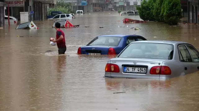 Artvin'de sel ve heyelan