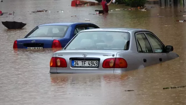 Artvin'de sel ve heyelan