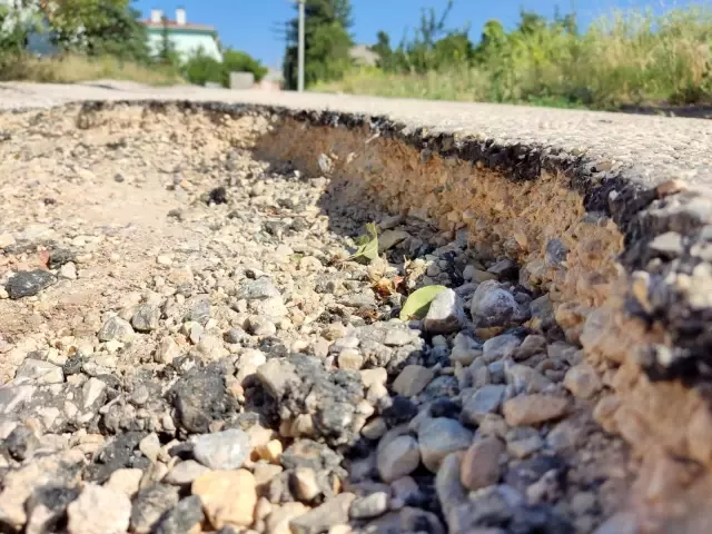 Asfaltın çöktüğü sokaklar savaş alanına döndü