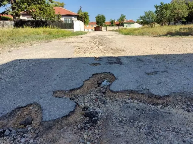 Asfaltın çöktüğü sokaklar savaş alanına döndü
