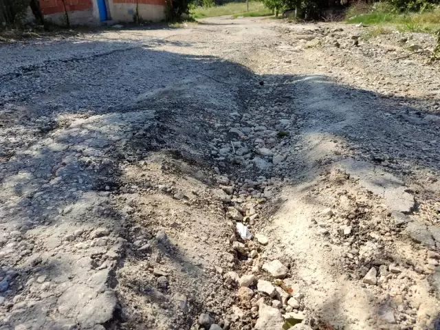 Asfaltın çöktüğü sokaklar savaş alanına döndü