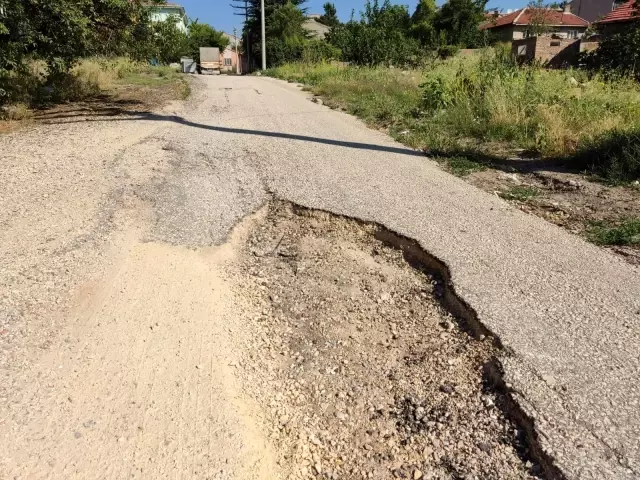 Asfaltın çöktüğü sokaklar savaş alanına döndü