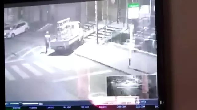 Park halindeki kamyonet böyle çalındı