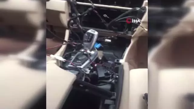 Ataşehir'de hırsızlar lüks aracı soyup soğana çevirdiler