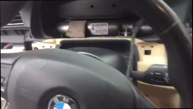 Ataşehir'de hırsızlar lüks aracı soyup soğana çevirdiler