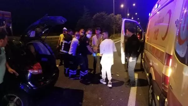 AYDINLATMA DİREĞİNE ÇARPAN OTOMOBİLDEKİ ÇİFT AĞIR YARALANDI AYDINLATMA DİREĞİNE ÇARPAN OTOMOBİLDEKİ ÇİFT AĞIR YARALANDI