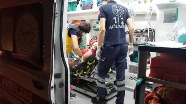 AYDINLATMA DİREĞİNE ÇARPAN OTOMOBİLDEKİ ÇİFT AĞIR YARALANDI