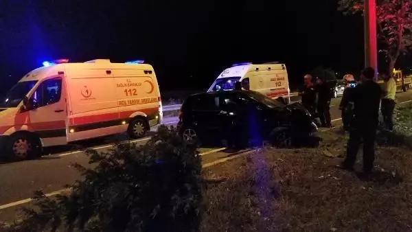 AYDINLATMA DİREĞİNE ÇARPAN OTOMOBİLDEKİ ÇİFT AĞIR YARALANDI