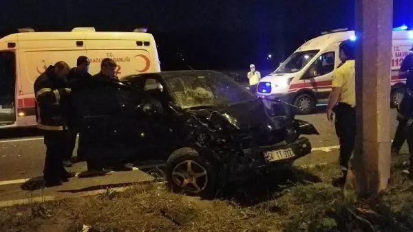 AYDINLATMA DİREĞİNE ÇARPAN OTOMOBİLDEKİ ÇİFT AĞIR YARALANDI