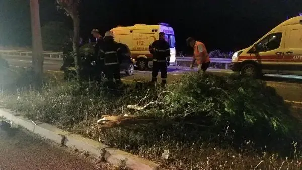 AYDINLATMA DİREĞİNE ÇARPAN OTOMOBİLDEKİ ÇİFT AĞIR YARALANDI