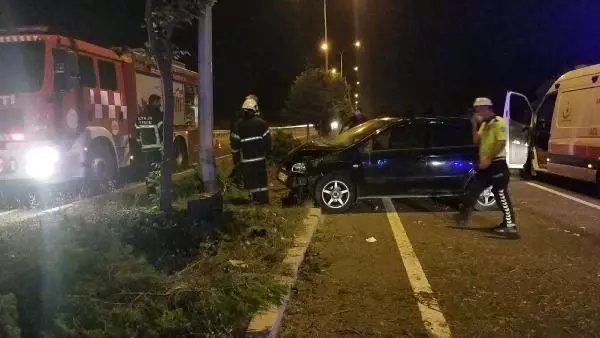 AYDINLATMA DİREĞİNE ÇARPAN OTOMOBİLDEKİ ÇİFT AĞIR YARALANDI