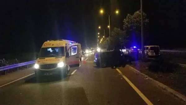 AYDINLATMA DİREĞİNE ÇARPAN OTOMOBİLDEKİ ÇİFT AĞIR YARALANDI