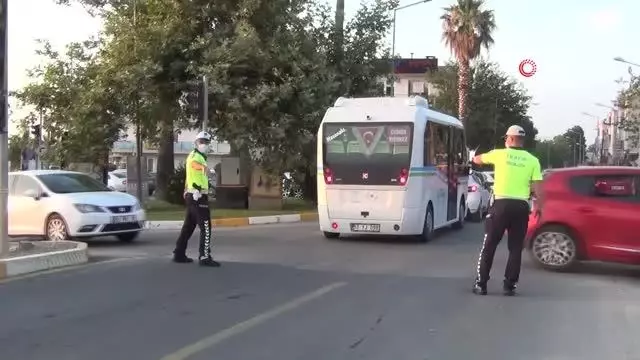 Ayvalık'ta bayram yoğunluğu devam ediyor...Cunda Adası'na giriş yolu yoğunluk nedeniyle 4 saat kapatıldı Ayvalık'ta bayram yoğunluğu devam ediyor...Cunda Adası'na giriş yolu yoğunluk nedeniyle 4 saat kapatıldı