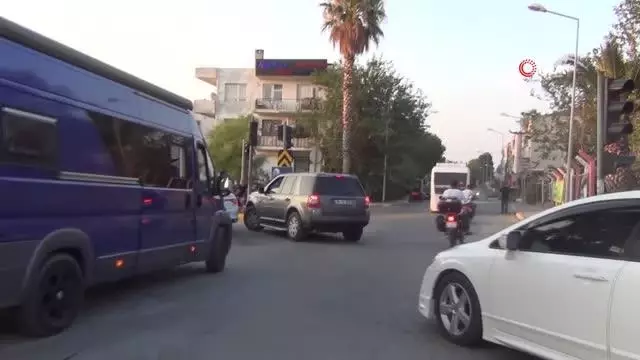 Ayvalık'ta bayram yoğunluğu devam ediyor...Cunda Adası'na giriş yolu yoğunluk nedeniyle 4 saat kapatıldı
