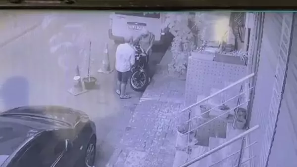 BAĞCILAR'DA ÇALINAN MOTOSİKLETİNİN PEŞİNDEN BÖYLE KOŞTU BAĞCILAR'DA ÇALINAN MOTOSİKLETİNİN PEŞİNDEN BÖYLE KOŞTU