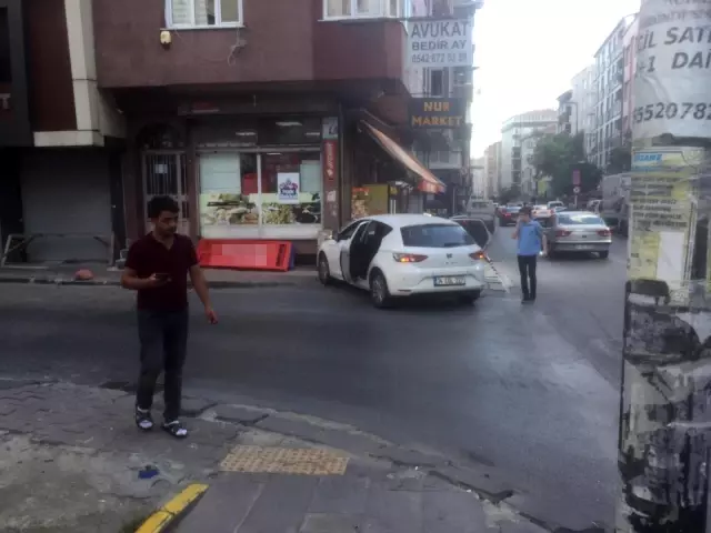 Bahçelievler'de kontrolden çıkan otomobil doğalgaz panosuna çarptı
