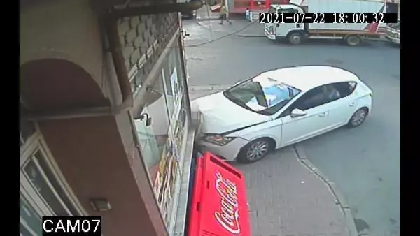İSTANBUL BAHÇELİEVLER'DE OTOMOBİLİN DOĞALGAZ KUTUSUNA ÇARPTIĞI ANLAR KAMERADA