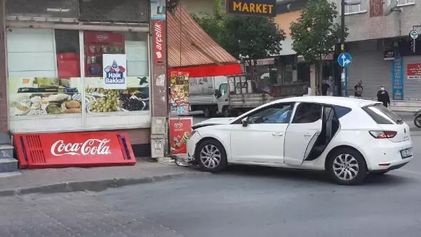 İSTANBUL BAHÇELİEVLER'DE OTOMOBİLİN DOĞALGAZ KUTUSUNA ÇARPTIĞI ANLAR KAMERADA