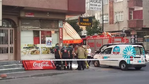 İSTANBUL BAHÇELİEVLER'DE OTOMOBİLİN DOĞALGAZ KUTUSUNA ÇARPTIĞI ANLAR KAMERADA