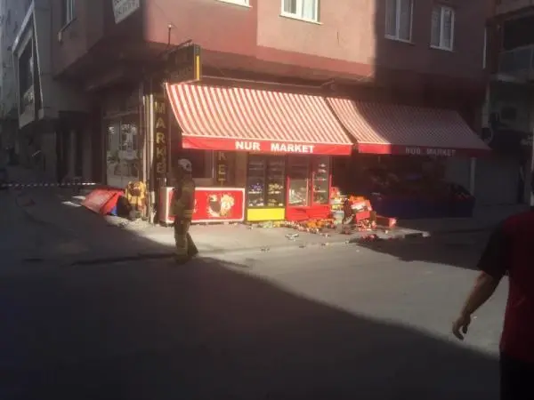 İSTANBUL BAHÇELİEVLER'DE OTOMOBİLİN DOĞALGAZ KUTUSUNA ÇARPTIĞI ANLAR KAMERADA