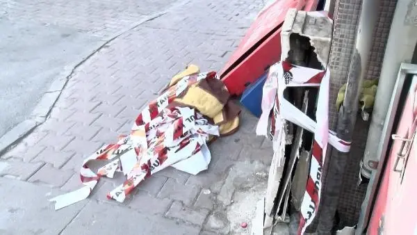 İSTANBUL BAHÇELİEVLER'DE OTOMOBİLİN DOĞALGAZ KUTUSUNA ÇARPTIĞI ANLAR KAMERADA