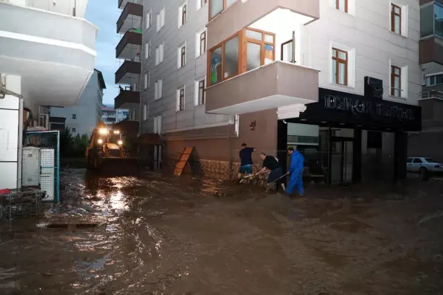 Son dakika: Bakanlar Soylu ve Karaismailoğlu ile AK Parti Genel Başkan Yardımcısı Yazıcı, sel bölgelerinde incelemelerde bulundu