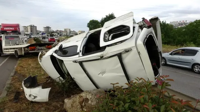 Bayram ziyaretine giderken araçları takla attı: 5 yaralı