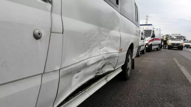 Bayram ziyaretine giderken araçları takla attı: 5 yaralı