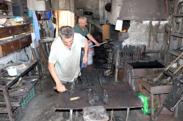 Bayramda demirci ustalarının yüzü 'kelle paça ütücülüğü' ile gülüyor Bayramda demirci ustalarının yüzü 'kelle paça ütücülüğü' ile gülüyor