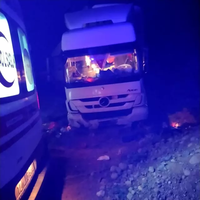 Bingöl'de tır yoldan çıktı: 2 yaralı