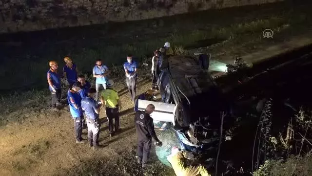 Bir araçla çarpıştıktan sonra su kanalına düşen otomobildeki 5 kişi yaralandı