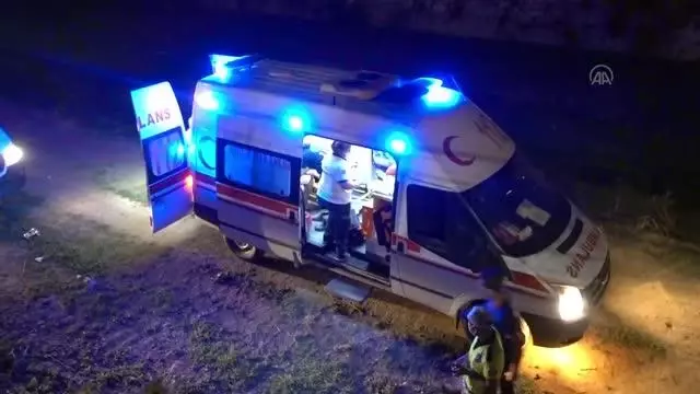 Bir araçla çarpıştıktan sonra su kanalına düşen otomobildeki 5 kişi yaralandı