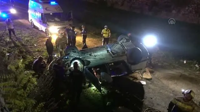 Bir araçla çarpıştıktan sonra su kanalına düşen otomobildeki 5 kişi yaralandı