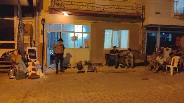 BOĞDUĞU ANNESİNİN BOĞAZINI KESTİ