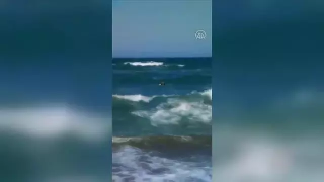 Boğulma tehlikesi geçiren 2 kişinin kurtarılma anı kamerada